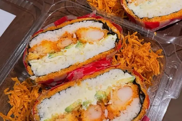 Sushi burguers de Nami cortadas: pan de arroz crocante, langostino, palta y queso.