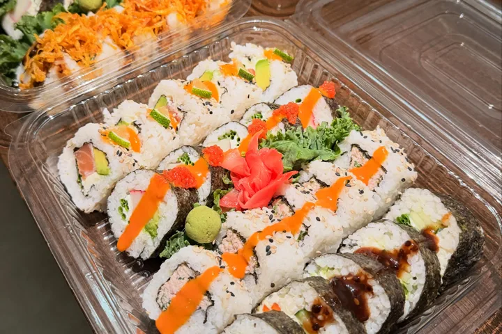Bandeja de rolls variados de Nami, recién armados.