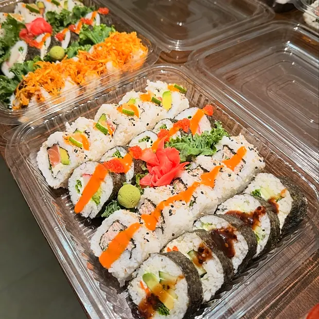 Bandeja de rolls variados de Nami con jengibre, wasabi y salsa.