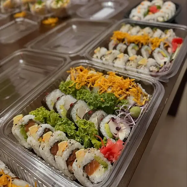 Bandejas de rolls de Nami recién armadas, listas para entregar.